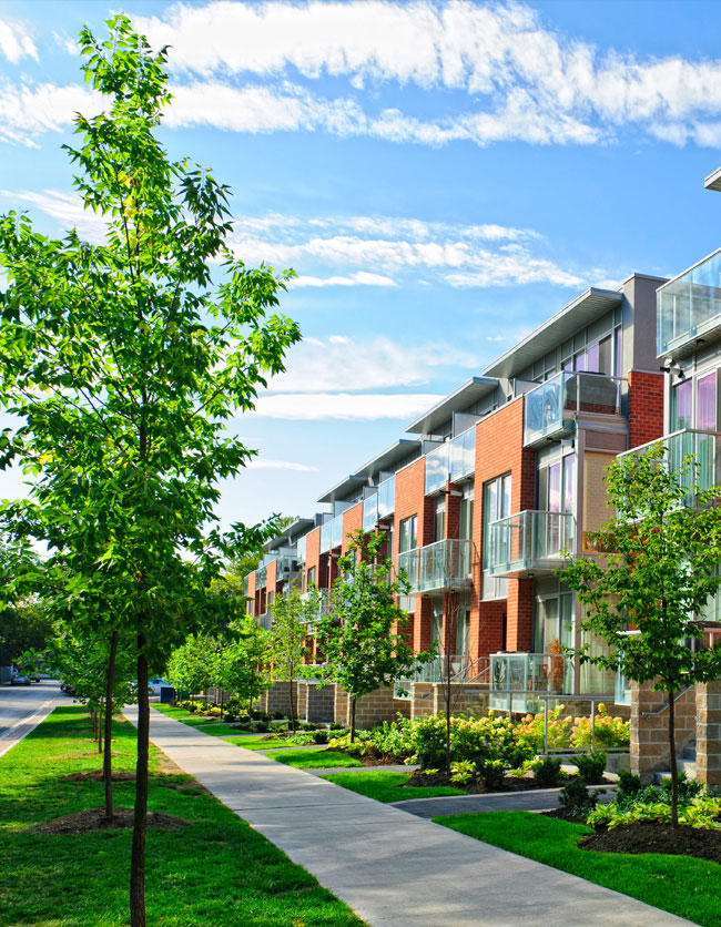 Klidná ulice města s moderními terasovými domy