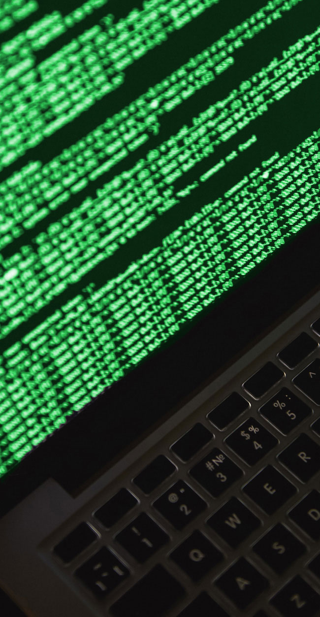 Notebook s kódem na monitoru