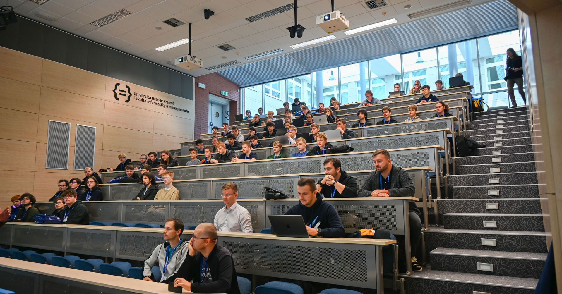 Zahájení hackathonu v aule Fakulty informatiky a managementu Univerzity Hradec Králové