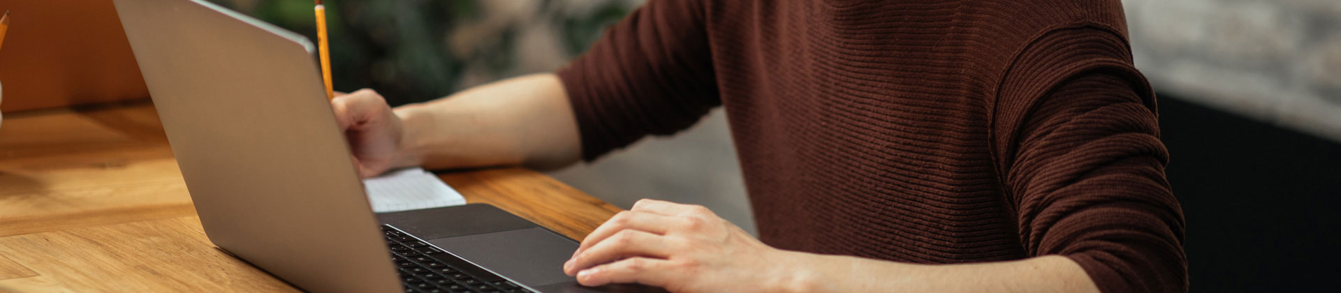 Novinář píše na laptopu článek o nejnovějších událostech v oboru smart cities