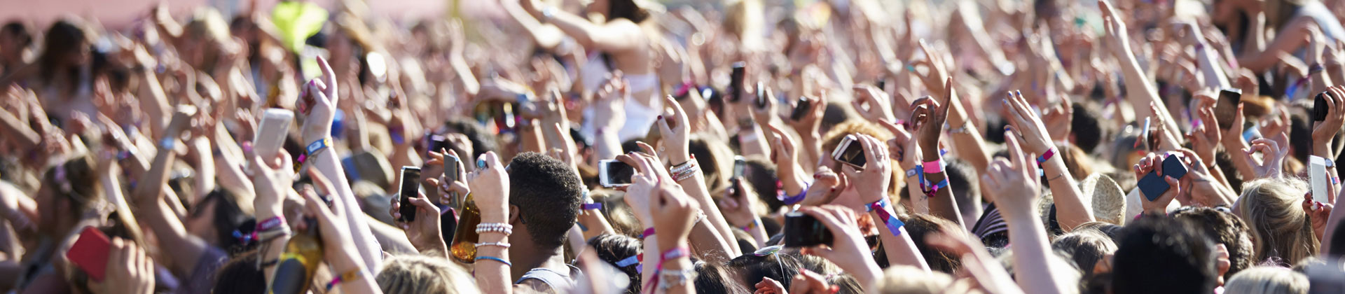 Dav lidí na koncertu, slavnosti nebo festivalu
